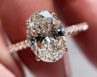 Anello con moissanite taglio ovale da 3,47 carati, gioiello di fidanzamento con alone nascosto in oro 14 carati.