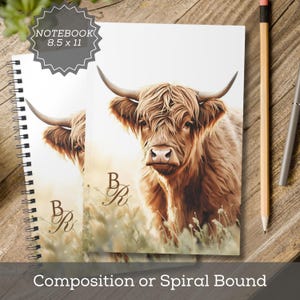 Pode incluir: Um caderno de espiral de 21,6 x 27,9 cm com uma ilustração de uma vaca Highland na capa. A vaca tem pelo castanho longo e desgrenhado e chifres grandes. As letras B e R estão impressas numa fonte cursiva escura no canto inferior esquerdo.