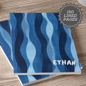 Puede incluir: Dos cuadernos con cubiertas con estampado de ondas azules. Las cubiertas presentan un diseño de ondas azules en capas en varios tonos. El nombre "ETHAN" está impreso en blanco en la cubierta. Los cuadernos tienen 150 páginas rayadas.
