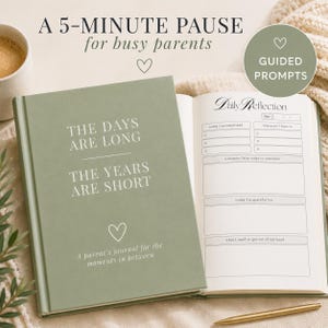 Puede incluir: Un diario de tapa dura color verde salvia titulado The Days Are Long The Years Are Short con un icono de corazón. La página abierta muestra una plantilla de reflexión diaria con secciones para logros, esperanzas, recuerdos y pensamientos.