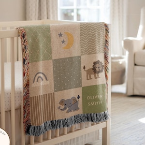 パーソナライズされたサファリベビーブランケット ジャングル保育園用スロー カスタムネームベビーブランケット サファリテーマの保育園の装飾 動物園 新生児用ベビーシャワーギフト