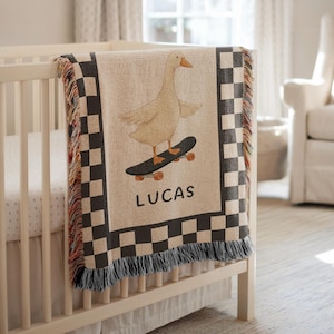 Manta de bebé Rad Little Dude, diseño de ganso patinador, con nombre personalizado, estilo tablero de ajedrez, moderna decoración para habitación de niños, idea de regalo tejida para niños pequeños