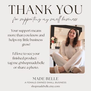 Op de afbeelding: Een beige afbeelding met de woorden "THANK YOU" in grote, donkere letters. De tekst "for supporting my small business" staat eronder. Rechts staat een foto van een lachende persoon. De tekst moedigt het delen van foto's aan.