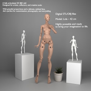 Może przedstawiać: W pełni przegubowa lalka 3D BJD, model Lola, o wysokości 42 cm. Lalka jest pokazana w neutralnej pozie, z delikatną, stylizowaną twarzą. Dwa mniejsze białe modele lalek są wystawione. Obraz zawiera tekst.