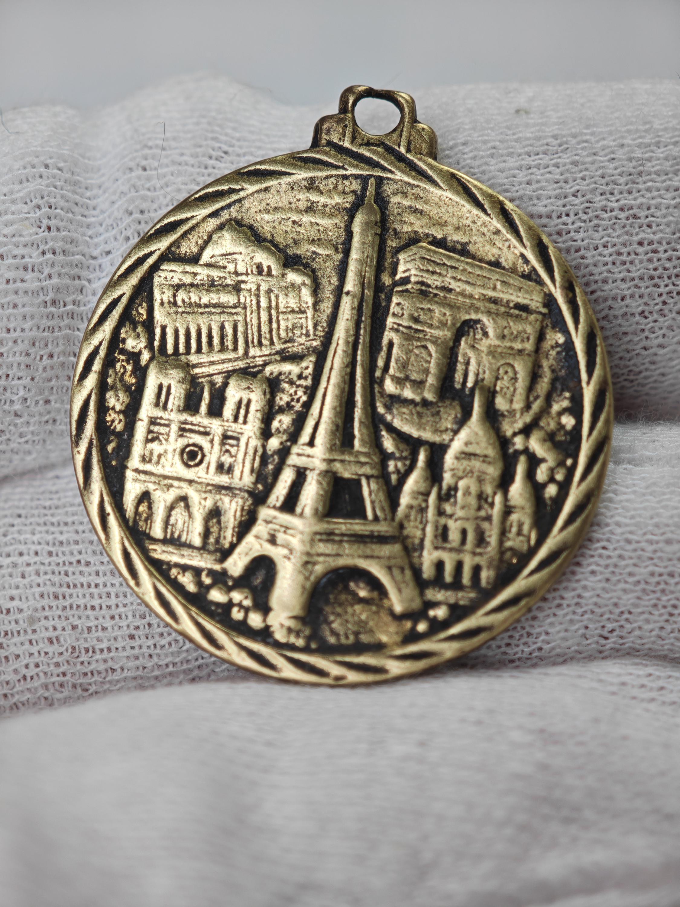 しょう Eiffel tower medal - Etsy 日本