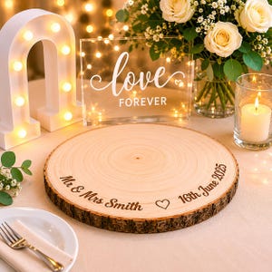 Gepersonaliseerde bruidstaartbord, standaard voor bruidstaart, decor gegraveerd hout, aangepast huwelijkscadeau, bord voor charcuterie
