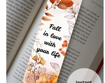 Könnte beinhalten: Ein Lesezeichen mit einem Aquarelldesign mit Herbstblättern und dem Text "Fall in love with your life". Das Lesezeichen hat einen hellen Hintergrund mit einem floralen Design und den Worten "Instant download".