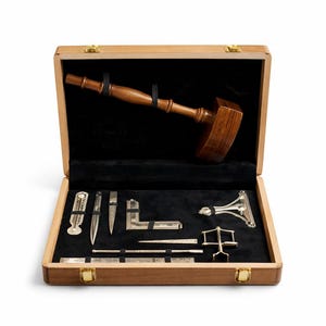 Puede incluir: Un juego de tres tazas de cerámica con un acabado mate moteado. Las tazas son en tonos grises, blancos y negros. Cada taza tiene un diseño simple y moderno y un asa redondeada. Las tazas están apiladas.