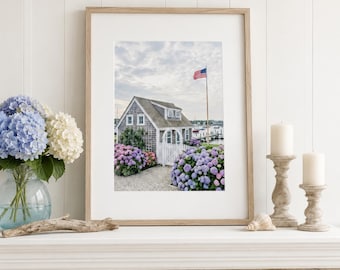 Lámina de hortensias estilo casa de campo costera, arte de pared para casa de playa en Nantucket, paisaje de jardín costero, póster de la costa de Nueva Inglaterra