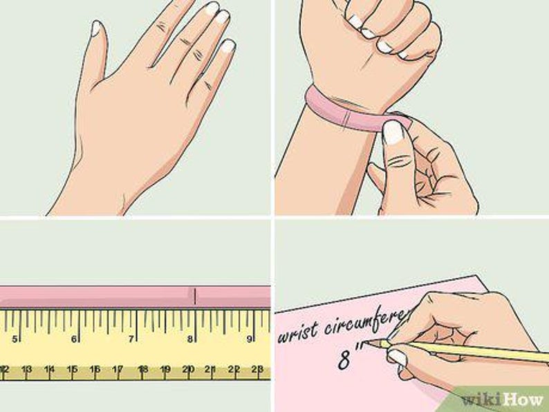 Pu&ograve; includere: Un braccialetto rosa misurato con un righello giallo che indica una lunghezza di 20,32 cm. Il processo include l'avvolgimento del braccialetto attorno a un polso e la registrazione della misura di 20,32 cm su un foglio con una matita.