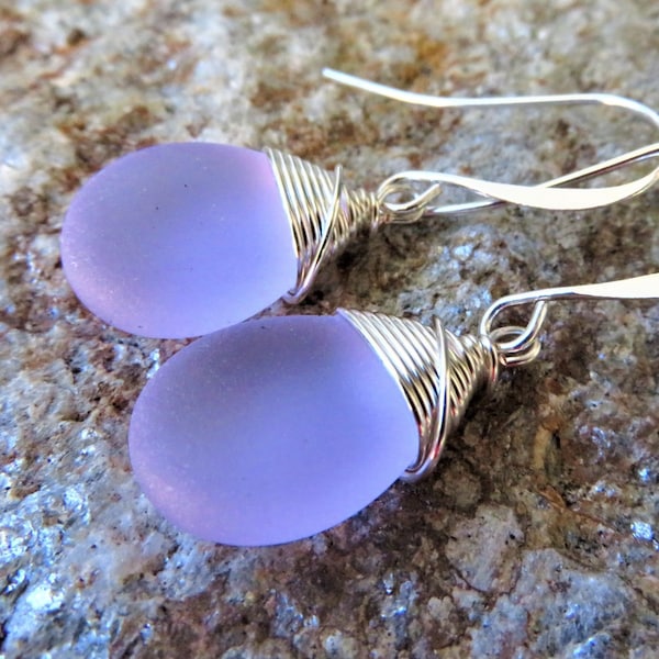 Pendientes de cristal marino en forma de lágrima con engaste de alambre personalizado.