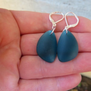 Sea Glass Earrings with Lever back ear wires - cultured beach glass jewelry - Choice of glass color and material at checkout bild 3