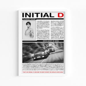 以下が含まれることがあります： 「INITIAL D」の太字のタイトルが入った、額入りの白黒プリント。プリントには男性の肖像画、車を使ったレースシーン、日本語のテキストが含まれています。プリントの下部には「THAT'S MY DREAM, TO BECOME THE BEST DRIVER THE WORLD'S EVER SEEN.」と書かれています。