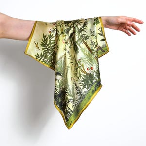 100% Maulbeerseide Schal mit tropischem Jungle Print, 50 cm kleines quadratisches Seidenhalstuch, senfgelbes botanisches Seidenbandana für Frauen