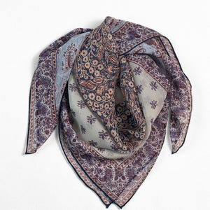 Lenço 100% seda mulberry georgette, estampa patchwork azul sálvia, bandana vintage de seda quadrada de 65 cm (26"), lenço de pescoço feminino enrolado à mão.