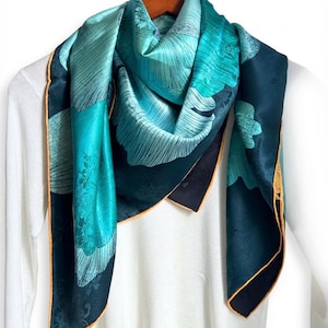 Xale de luxo reversível com estampa floral em tons de azul-petróleo e dourado, 100% seda Mulberry, tamanho grande (110 x 110 cm), modelo Xiangyun Sha Vintage Silk Wrap para mulheres.
