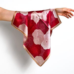 100% Maulbeerseide Schal mit Vintage Rose Print, 50 cm kleiner quadratischer Seidenhalsschal, elegantes rotes und cremefarbenes Seidenbandana für Frauen