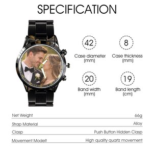 Peut inclure: Montre noire en alliage avec une photo d'un couple sur le cadran. Le diam&egrave;tre du bo&icirc;tier est de 42 mm, l'&eacute;paisseur de 8 mm, la largeur du bracelet de 20 mm et la longueur du bracelet de 19 cm. Fermoir cach&eacute; &agrave; bouton-poussoir.