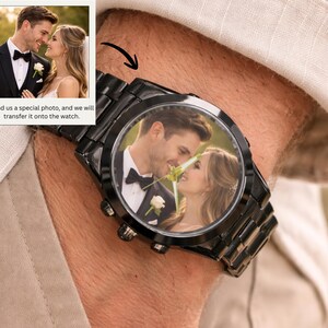 Peut inclure: Montre-bracelet noire avec une photo d'un couple sur le cadran. La montre a un bracelet en m&eacute;tal noir et un cadran rond. L'image comprend &eacute;galement une petite photo avec le texte : "Send us a special photo, and we will transfer it onto the watch."