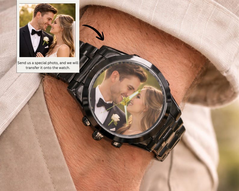 Peut inclure: Montre-bracelet noire avec une photo d'un couple sur le cadran. La montre a un bracelet en m&eacute;tal noir et un cadran rond. L'image comprend &eacute;galement une petite photo avec le texte : "Send us a special photo, and we will transfer it onto the watch."