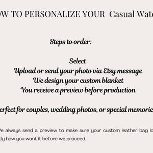Peut inclure: Image cr&egrave;me avec du texte expliquant comment personnaliser une montre d&eacute;contract&eacute;e. Instructions : envoyer une photo via Etsy, conception et aper&ccedil;u. Texte : Parfait pour les couples, les photos de mariage ou les souvenirs sp&eacute;ciaux. Mention d'un sac en cuir personnalis&eacute;.