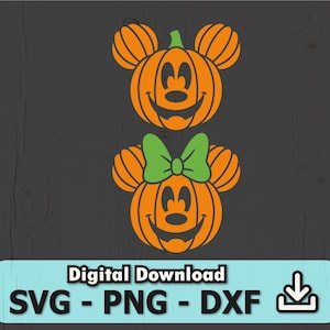 Puede incluir: Un gráfico digital que muestra dos personajes de calabaza naranja con orejas de ratón y caras sonrientes. La calabaza inferior incluye un lazo verde. Debajo de los personajes, una pancarta azul claro muestra el texto Digital Download SVG - PNG - DXF.