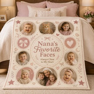 Könnte beinhalten: Eine cremefarbene Fleecedecke mit dem Text Nana's Favorite Faces Always Close to My Heart. Das Design enthält acht kreisförmige Fotorahmen mit Bildern von Kindern und einer Katze, umgeben von dekorativen rosa Sternen, Herzen und Schleifen.