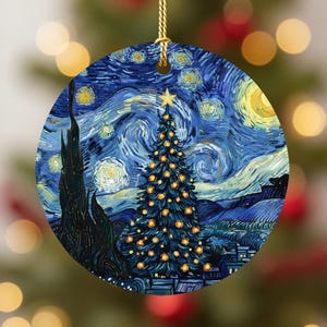 Könnte beinhalten: Ein Set aus drei Keramikbechern mit gesprenkelter, matter Oberfläche. Die Becher sind in Creme-, Hellgrau- und Dunkelgrautönen gehalten. Jeder Becher hat ein schlichtes, minimalistisches Design und einen abgerundeten Griff.