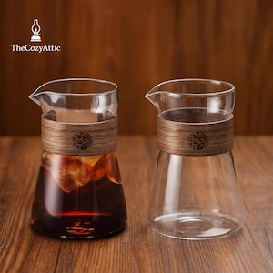 Puede incluir: Un letrero de madera rústica con el texto "Welcome to our home" en letras blancas. El letrero presenta un acabado envejecido y un diseño sencillo y acogedor, ideal para la decoración.