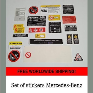 Puede incluir: Un conjunto de pegatinas Mercedes-Benz con varias etiquetas de advertencia e información de servicio. Las pegatinas presentan texto en varios idiomas, incluyendo "Service 24h" y "Battery". La imagen incluye una señal de advertencia roja y blanca.