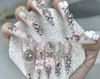 Uñas postizas góticas rosas con dijes, corazón cruzado, lazo de diamantes de imitación, uñas largas y glamurosas estilo kawaii, juego de uñas postizas de lujo hechas a mano.