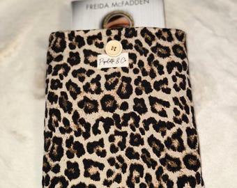 Leopard print book sleeve – Stylish book cover – Paperback novel case – Handmade boho reading accessory