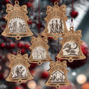 Puede incluir: Un conjunto de seis adornos de madera en forma de campana con intrincados diseños cortados con láser. Cada adorno muestra una escena religiosa única, incluyendo el nacimiento, los reyes magos y ángeles, colgados con finos hilos rojos.