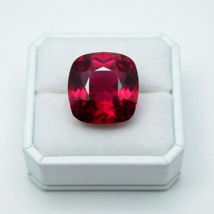 Rubino naturale certificato da 7 carati, rubino rosso sangue Burma Pigeon più puro e vibrante, rubino sciolto, pietra preziosa sciolta taglio cuscino, rubino del Mozambico