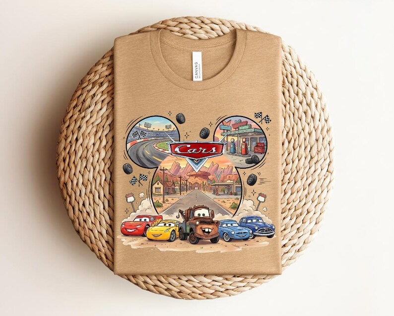 Puede incluir: Una camiseta de cuello redondo color canela con un estampado gr&aacute;fico de los personajes de Disney Pixar Cars, incluyendo a Rayo McQueen, Cruz Ram&iacute;rez, Mate y otros. El dise&ntilde;o incluye una escena de carretera, pista y logo.