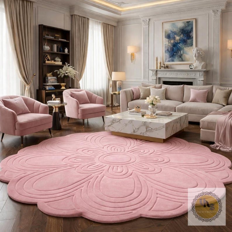 Puede incluir: Sal&oacute;n con una gran alfombra rosa claro con forma de flor. La habitaci&oacute;n incluye sillones de terciopelo rosa a juego, un sof&aacute; y una mesa de centro de m&aacute;rmol. Las paredes son blancas y las cortinas son de color beige neutro.