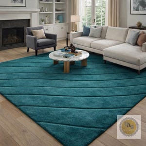 Può includere: Tappeto turchese con un design a righe strutturato. Il tappeto è posizionato su un pavimento in legno in un soggiorno. Il motivo geometrico del tappeto aggiunge un tocco moderno all'arredamento della stanza.