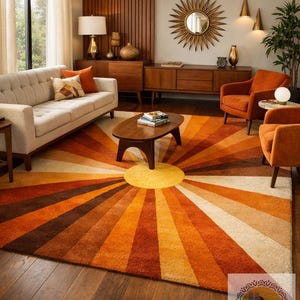 Puede incluir: Salón de estilo retro con una gran alfombra con diseño de rayos de sol en tonos naranja, marrón y amarillo. La habitación incluye un sofá crema, sillones naranjas y muebles de madera, creando un ambiente cálido y acogedor.