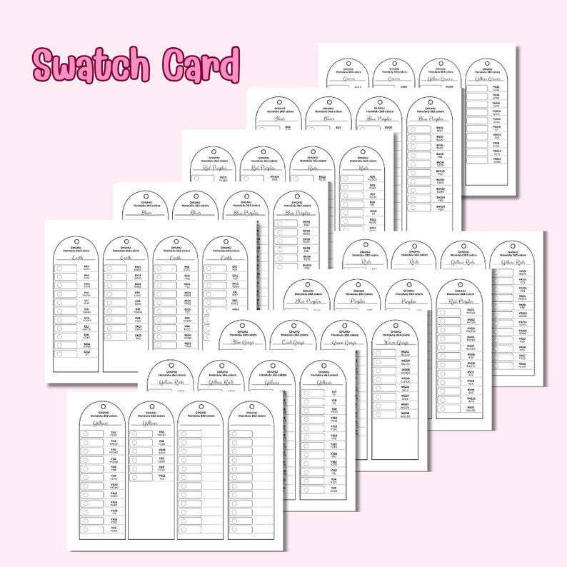 K&ouml;nnte beinhalten: Eine Sammlung wei&szlig;er Farbmusterkarten mit abgerundeter Oberseite und einer Reihe von K&auml;stchen und Text. Der Text "Swatch Card" ist in rosa, blasenartigen Buchstaben gehalten. Die Karten sind auf einem hellrosa Hintergrund angeordnet.