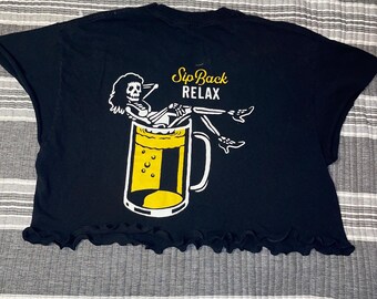 Cropped lettuce hem beer sips tee