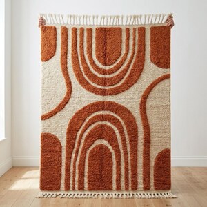 Handgemaakt Marokkaans wollen boogtapijt | Terracotta boho hoogpolig vloerkleed, 3D-structuur