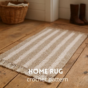Peut inclure: Un tapis de maison rectangulaire à rayures beiges et blanches avec une bordure à franges. Le tapis est fait d'une matière texturée et est posé sur un sol en bois. Le texte "HOME RUG crochet pattern" est affiché sur le tapis.