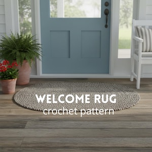 Może przedstawiać: Okrągły, szary dywan powitalny zrobiony na szydełku umieszczony przed niebieskimi drzwiami. Na dywanie widnieją białe napisy "WELCOME RUG" i "crochet pattern". Widoczne są również rośliny doniczkowe i biała ławka.
