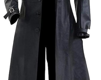 Puede incluir: Un abrigo largo de cuero negro con cierre de botones, solapas de muesca y un detalle de cinturón en las mangas. El abrigo llega a la rodilla y tiene un diseño clásico y entallado.