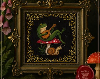 中世のカエル吟遊詩人のクロスステッチパターン • ゴシックコテージコアヒキガエルがリュートを演奏 • キノコとカタツムリのタペストリー刺繍 • ダークアカデミアの装飾