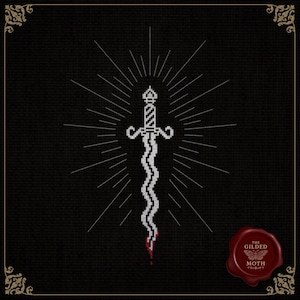 Może przedstawiać: Biały wzór sztyletu z krwistoczerwoną końcówką, promieniujący światłem, na czarnym tle. Sztylet jest misternie szczegółowy, z falistym ostrzem. Obraz zawiera czerwoną pieczęć woskową z napisem "THE GILDED MOTH CALGARY".