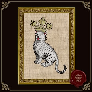 Puede incluir: Imagen de punto de cruz de un gato real con corona, enmarcado en un marco dorado ornamentado. El gato es blanco con marcas negras, una lengua roja y una corona dorada. El fondo es de tela beige. Un sello de cera rojo con texto está en la esquina inferior derecha.