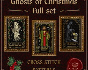 Puede incluir: Un conjunto de tres patrones de punto de cruz enmarcados con marcos dorados. Los patrones representan personajes de "Cuento de Navidad", incluyendo el Fantasma de la Navidad Pasada, Presente y Futura. El texto "Ghosts of Christmas" y "Cross Stitch Patterns" también es visible.