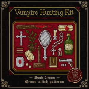 Puede incluir: Un diseño de punto de cruz de un kit de caza de vampiros, con una cruz, un espejo, agua bendita y una pistola. El texto "Vampire Hunting Kit" está en la parte superior. El diseño está sobre un fondo rojo con el texto "Hand drawn Cross stitch patterns".