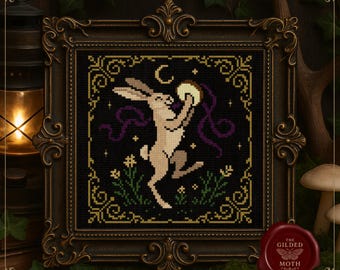 中世の月兎クロスステッチパターン • タンバリンを持った民話のウサギ PDF • ゴシック月のタペストリー刺繍 • ダークコテージコア装飾